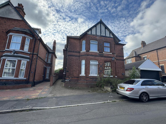 6 bed property, in Breedon Hill Road, £300,000