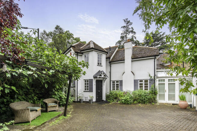 3 bed property, in High Street, £1,000,000