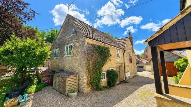 3 bed property, in Willow Vale, £495,000