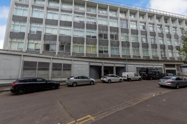 2 bed property, in Lee Street, £65,000