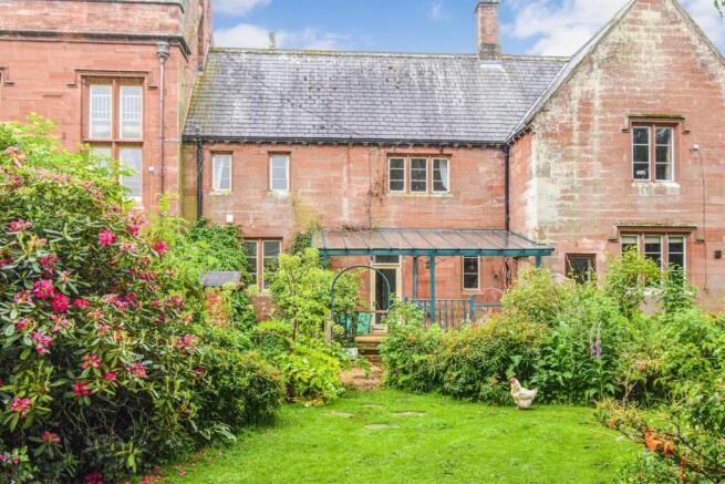 2 bed property, in Staffield, £290,000