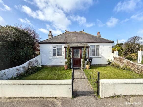 3 bed property, in Chiverton Cross, £245,000