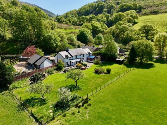 6 bed property, in Dolffanog Fawr, £625,000