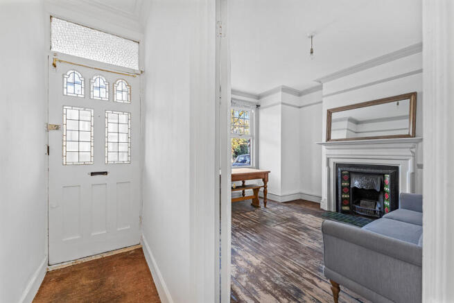 2 bed property, in Little Ealing Lane, £495,000