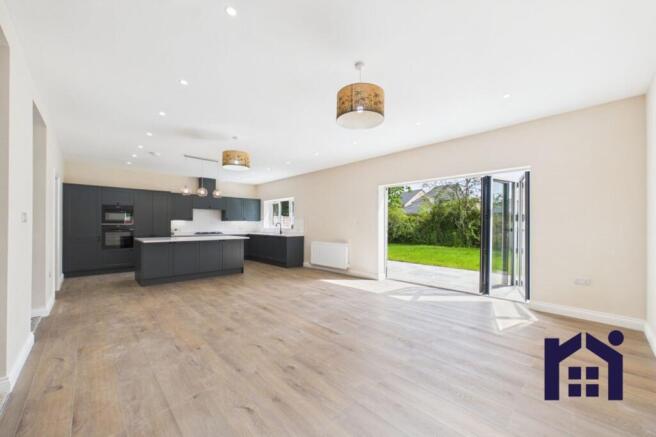 5 bed property, in Longmeanygate, £495,000