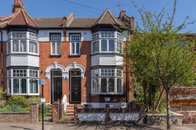 4 bed property, in Woodstock Road, £735,000