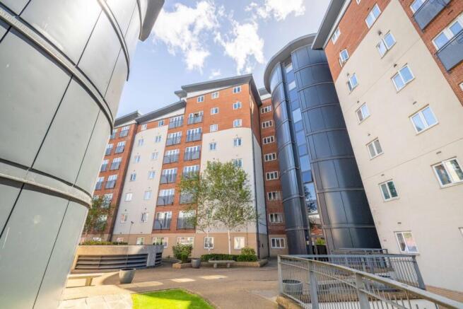 2 bed property, in Aspects Court, £250,000