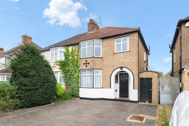 3 bed property, in Queens Road, £559,950