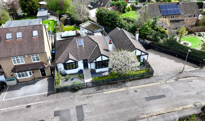 4 bed property, in Cemmaes Court Road, £800,000