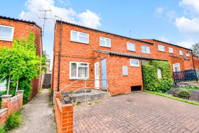 3 bed property, in The Nightingales, £300,000