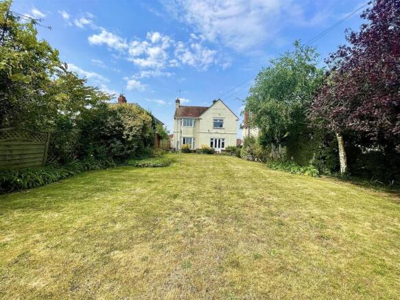 3 bed property, in Downs View Road, £470,000