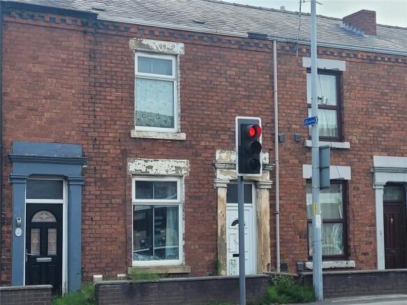 2 bed property, in Leyland Road, £70,000