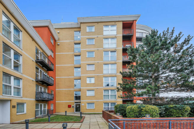 2 bed property, in Royal Crescent, £282,500