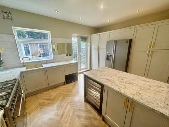 4 bed property, in The Avenue, £275,000