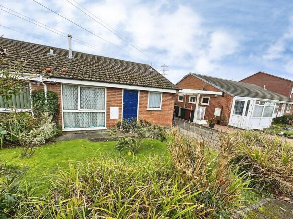 2 bed property, in Bicester Avenue, £115,000