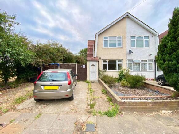 2 bed property, in Winchester Road, £485,000