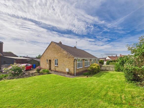 2 bed property, in Howe Lane, £165,000