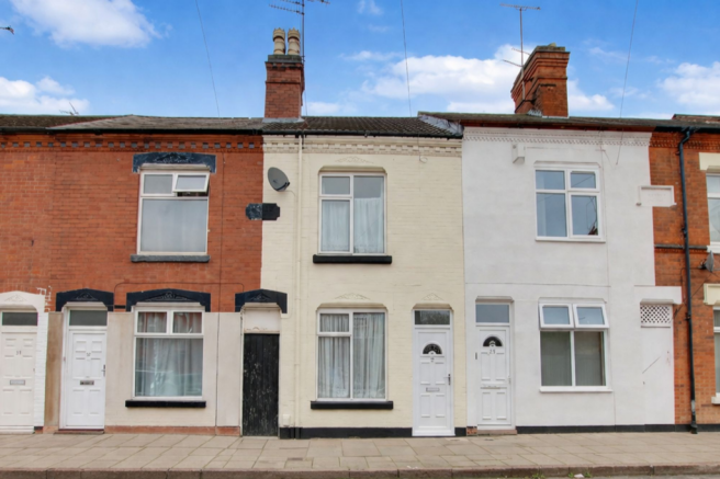 2 bed property, in Wordsworth Road, £220,000