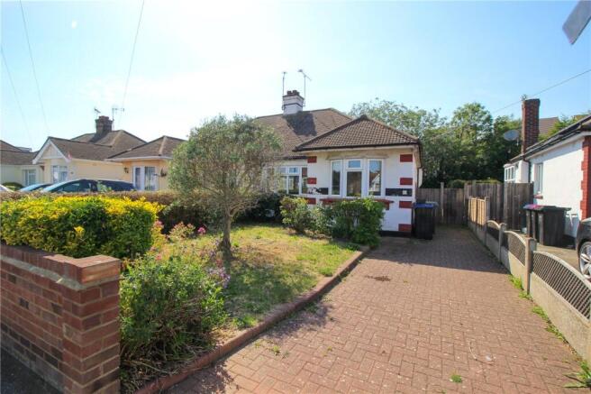2 bed property, in Alton Gardens, £300,000