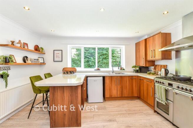4 bed property, in Station Close, £550,000