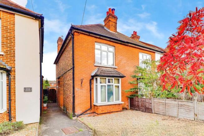 2 bed property, in Worplesdon Road, £435,000
