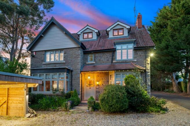5 bed property, in Private Residence, £950,000