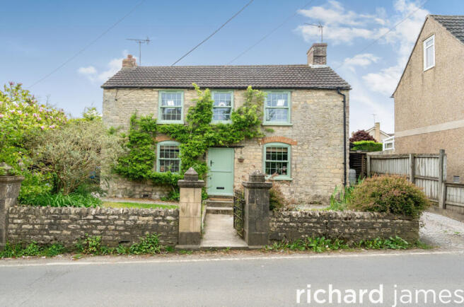 6 bed property, in Pavenhill, £630,000