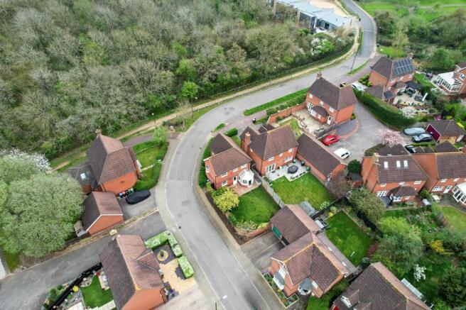 3 bed property, in Hengistbury Lane, £435,000