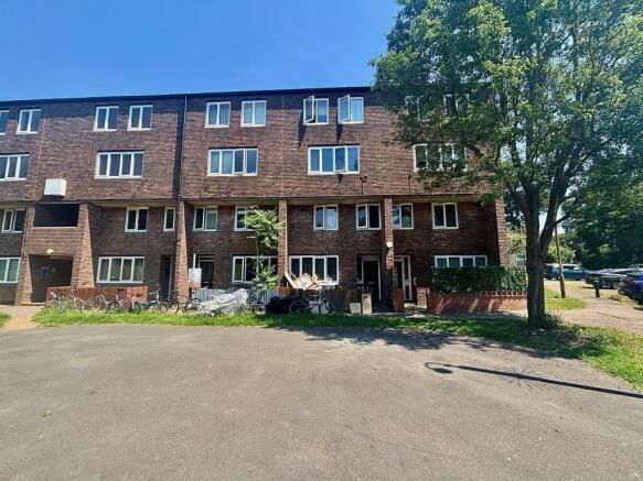 3 bed property, in Dowdeswell Close, £370,000