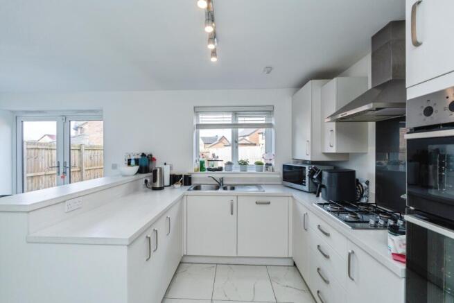 3 bed property, in Westleigh Close, £330,000