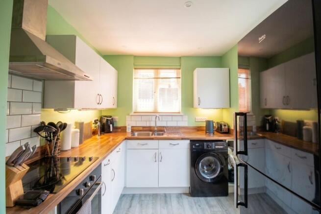 2 bed property, in Westwood Road, £155,000