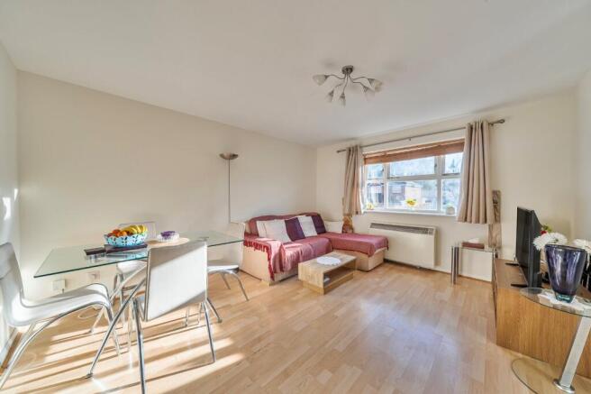 2 bed property, in Molyneux Drive, £390,000