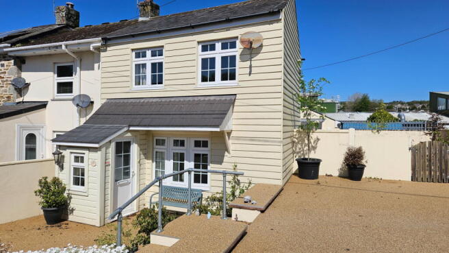 2 bed property, in Holmbush Road, £240,000