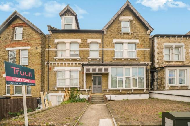1 bed property, in Birdhurst Road, £280,000