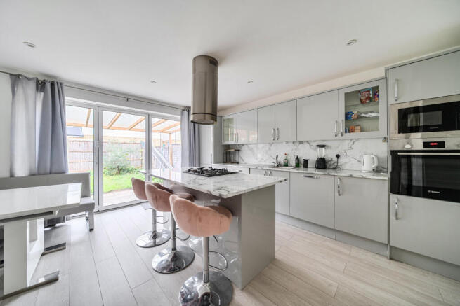 3 bed property, in Yew Avenue, £550,000