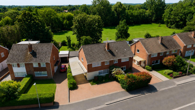 4 bed property, in Lea Close, £425,000