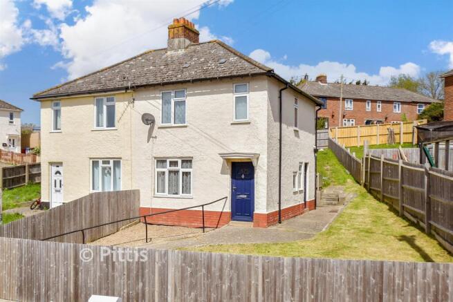2 bed property, in Highfield Road, £195,000