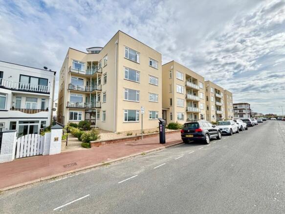 2 bed property, in West Parade, £200,000