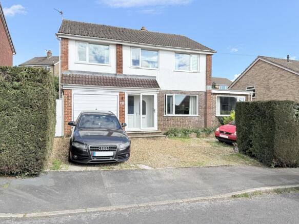 4 bed property, in Park Hill Drive, £475,000