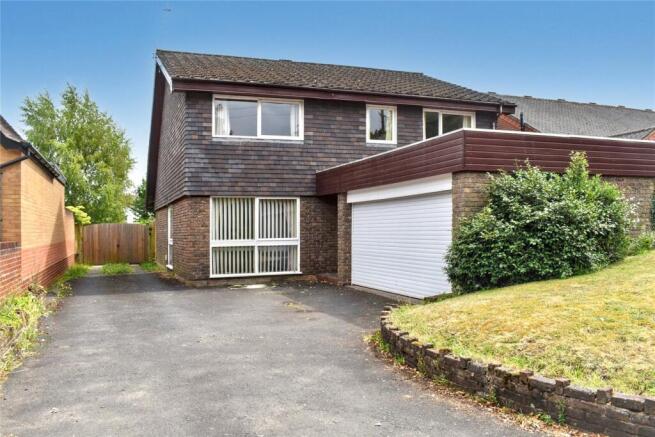 4 bed property, in Worcester Road, £450,000