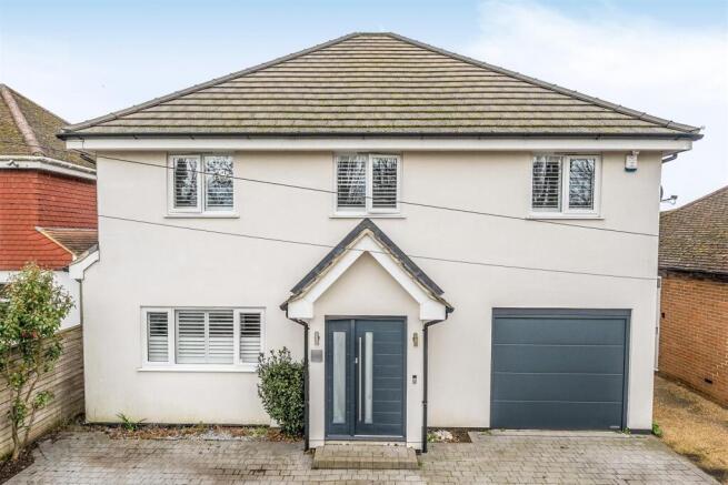 5 bed property, in Sandling Lane, £825,000