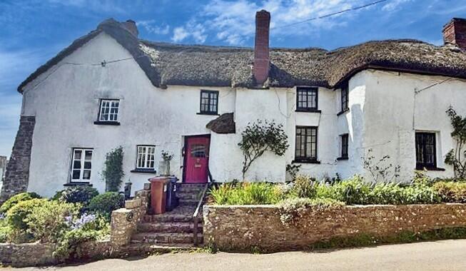 3 bed property, in Lapford, £100,000