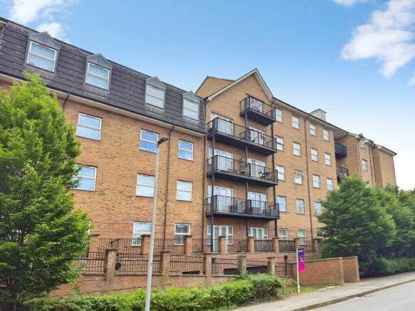 2 bed property, in Holly Street, £175,000