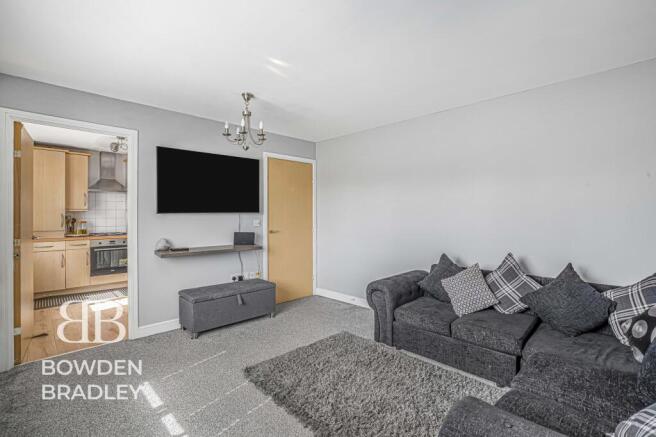 1 bed property, in Fencepiece Road, £260,000