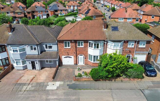 5 bed property, in Asquith Boulevard, £400,000