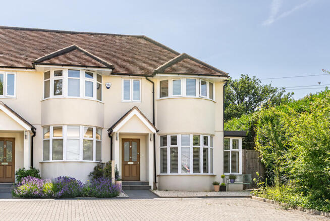 3 bed property, in Boxhill Road, £675,000