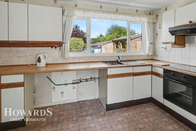 2 bed property, in New Road, £200,000
