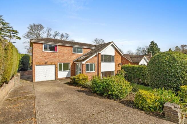 5 bed property, in Gayton Close, £1,100,000