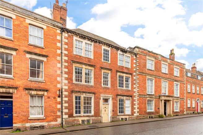 5 bed property, in Long Street, £325,000