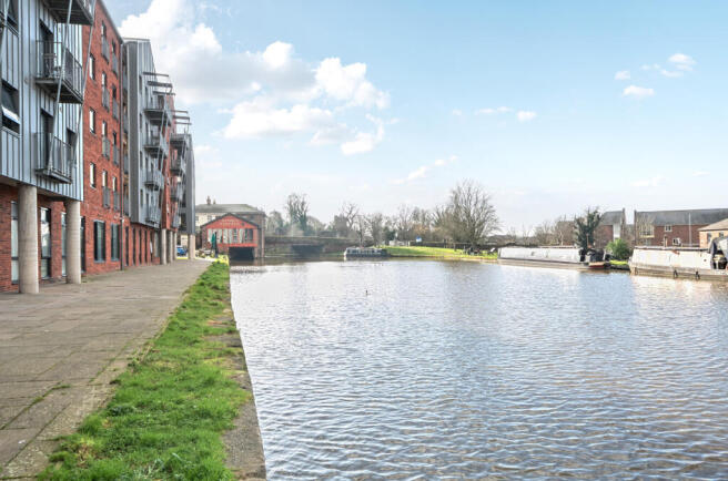 2 bed property, in Wharf View, £174,950